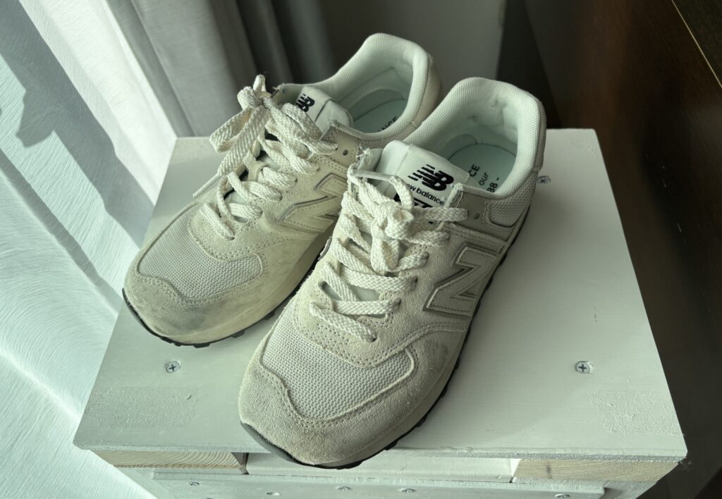 日常的に使用しているニューバランスのスニーカー。扁平足でも歩きやすく、足首や膝の負担を軽減するための愛用モデル
